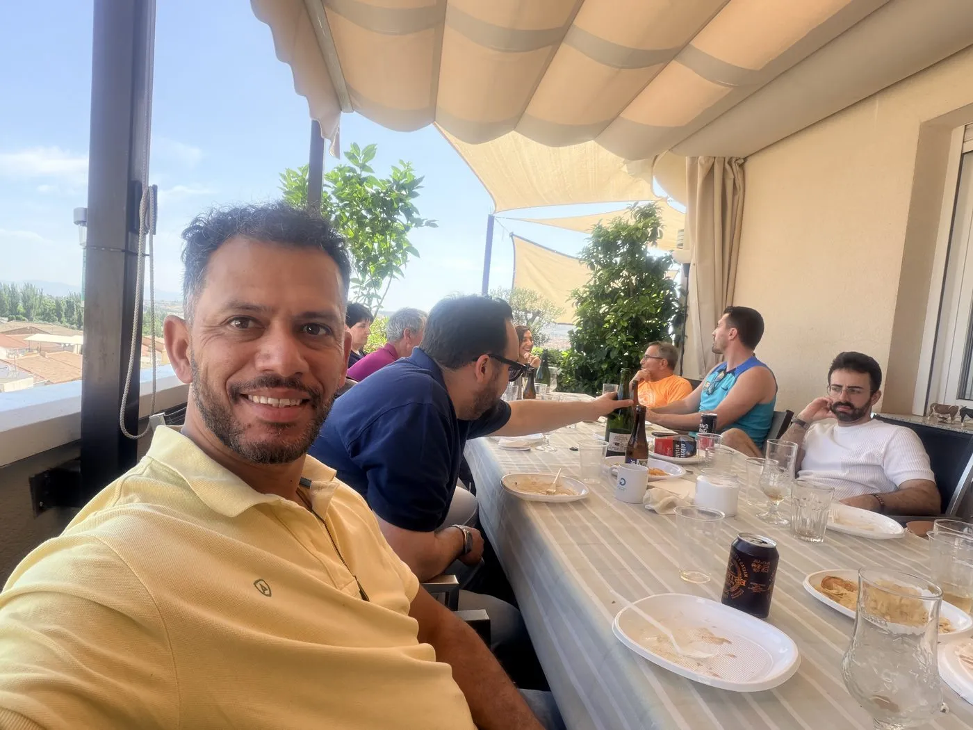 Edmison comiendo con amigos en una terraza